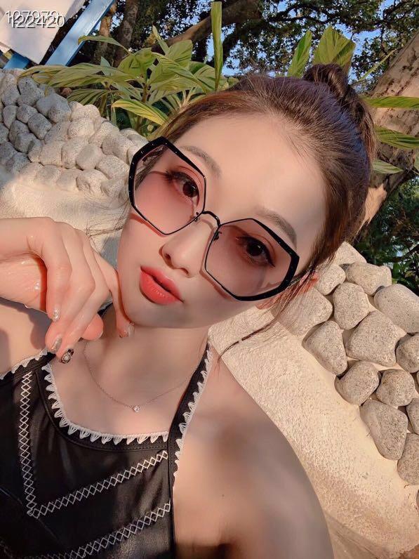 LV路易威登 經典方框 各大網紅熱愛款 配帶火熱鏈條 女款太陽鏡  lly1125